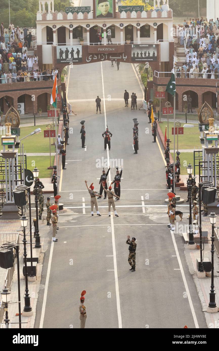 Amritsar, Punjab, Indien - 20. 2022. Mai: Menschenmenge versammelte sich an der attari wagah Grenze von Indien-Pakistan, um die Zeremonie zur Flaggenabsenkung zu beobachten Stockfoto