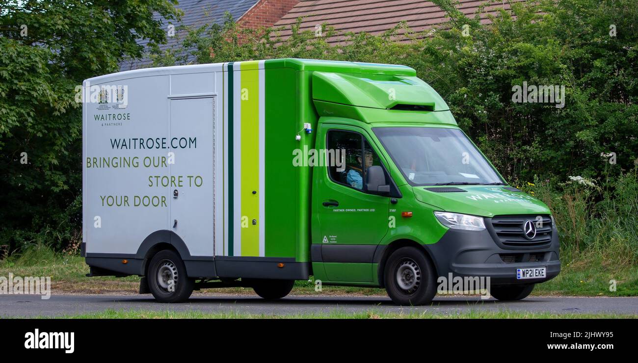 2021 MERCEDES-BENZ Diesel Waitrose Lieferwagen nach Hause Stockfoto