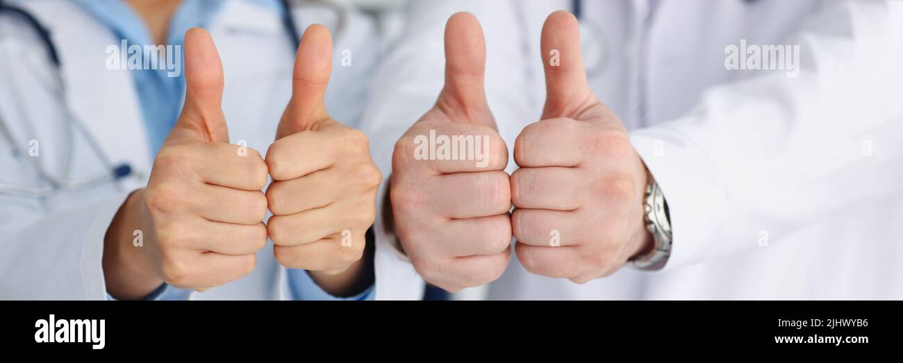 Ärzte zeigen die Hände in Ordnung oder bestätigen das Schild mit dem Daumen nach oben Stockfoto