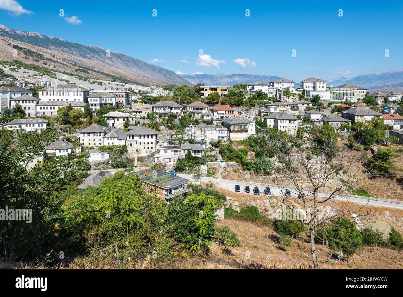 Gjirokaster, Albanien - 10. September 2022: Blick auf die Altstadt von Gjirokaster, UNESCO-Weltkulturerbe, Albanien. Stockfoto