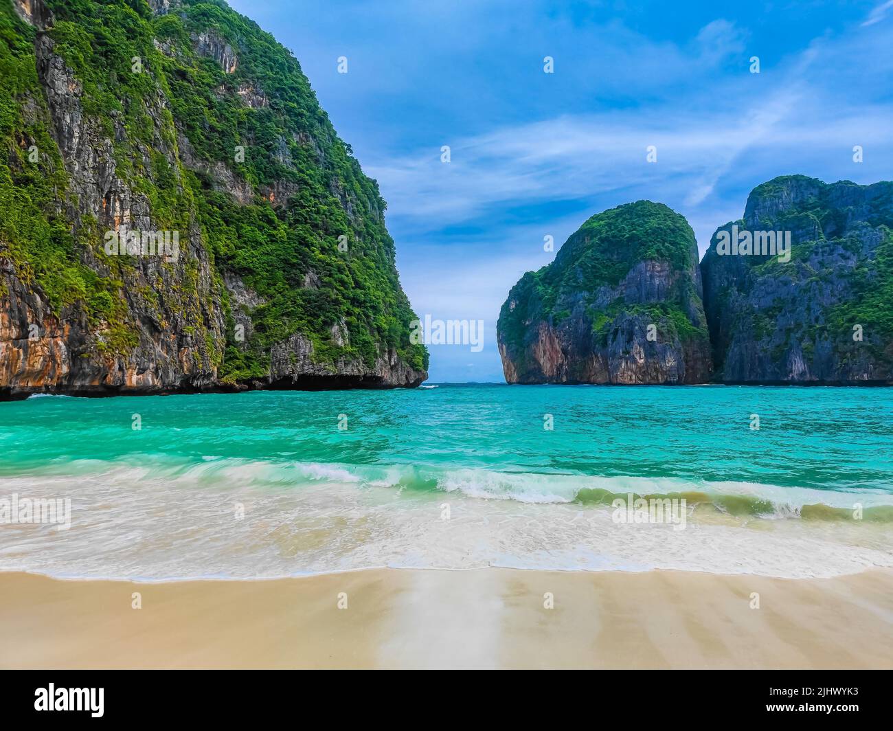 Maya Bay Strand mit türkisem Wasser und Wellen ohne Menschen auf einer paradiesischen Insel Koh Phi Phi Le. Das Hotel liegt in Andamanensee in Thailand Stockfoto