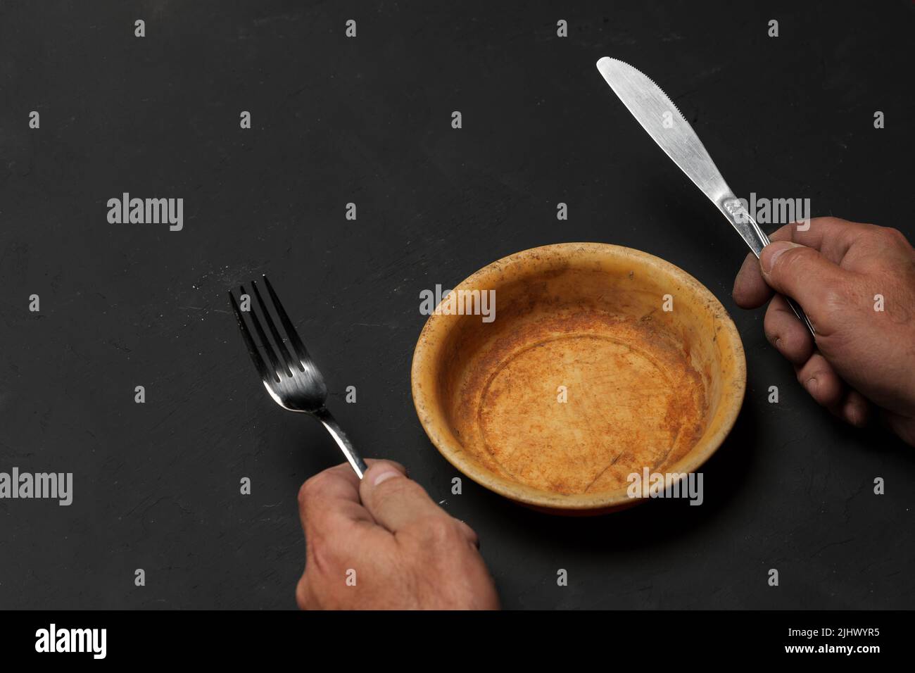 Leere Schüssel auf dunklem Hintergrund mit Kopierplatz Stockfoto