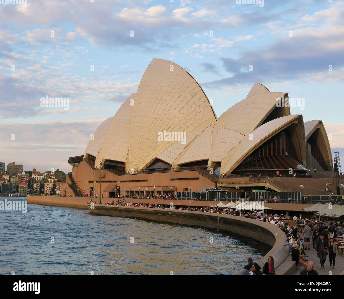 Sydney, Australiens Wahrzeichen Sydney Opera House im Abendlicht Stockfoto