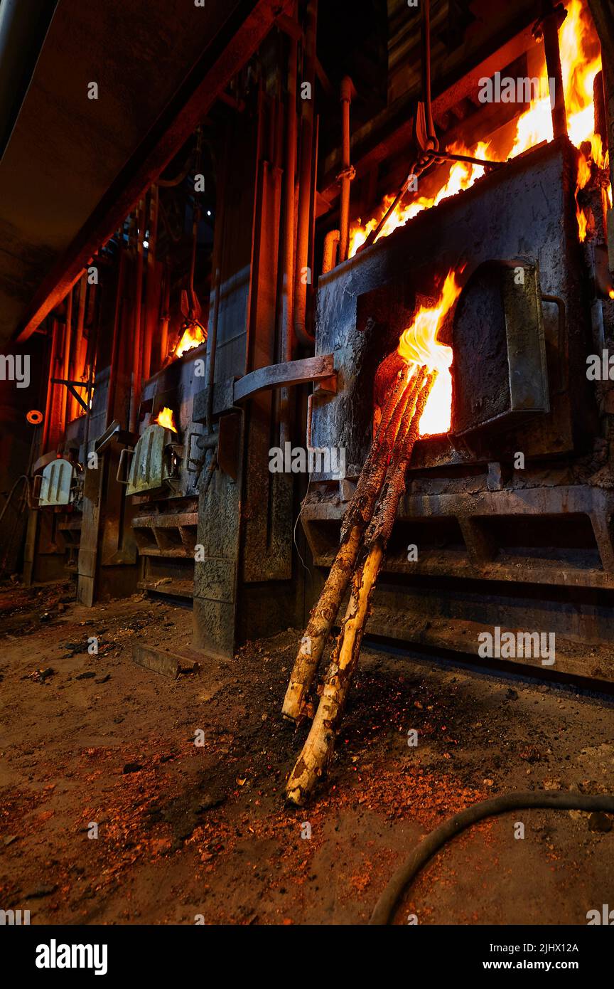 Verschärfung von geschmolzenem Blisterkupfer mit Brennholz im Ofen Stockfoto