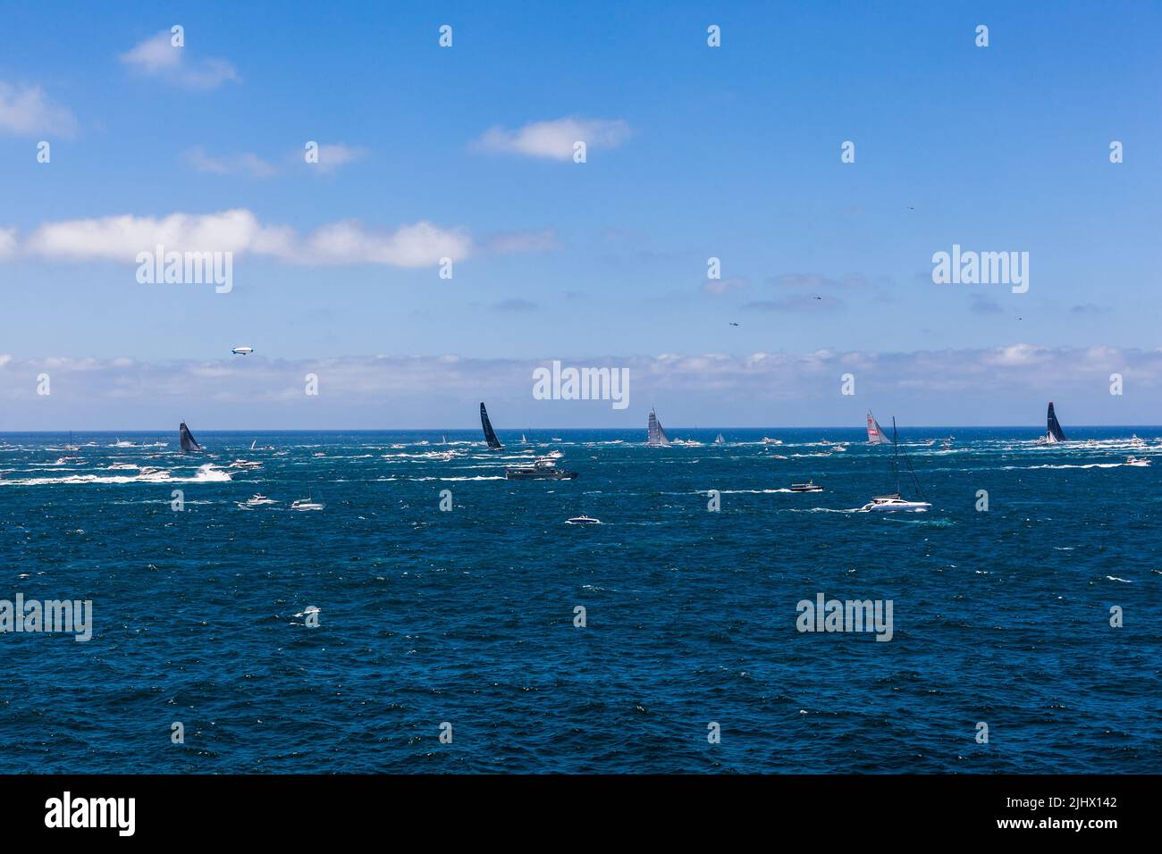 Menschenmassen versammeln sich auf der Küste der Start der Sydney Hobart Yacht Race zu beobachten. Stockfoto