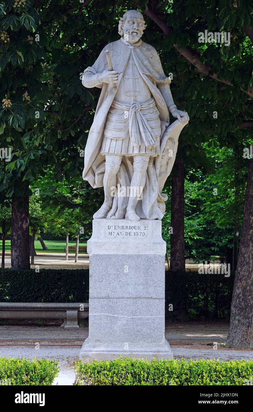Statue von Heinrich II. Von Kastilien, Heinrich von Trastámara (1334-1379) im Park Buen Retiro, Parque del Buen Retiro in Madrid, Spanien. El Retiro gehörte zuerst zur spanischen Monarchie. Ende des 19. Jahrhunderts wurde es ein öffentlicher Park. Stockfoto