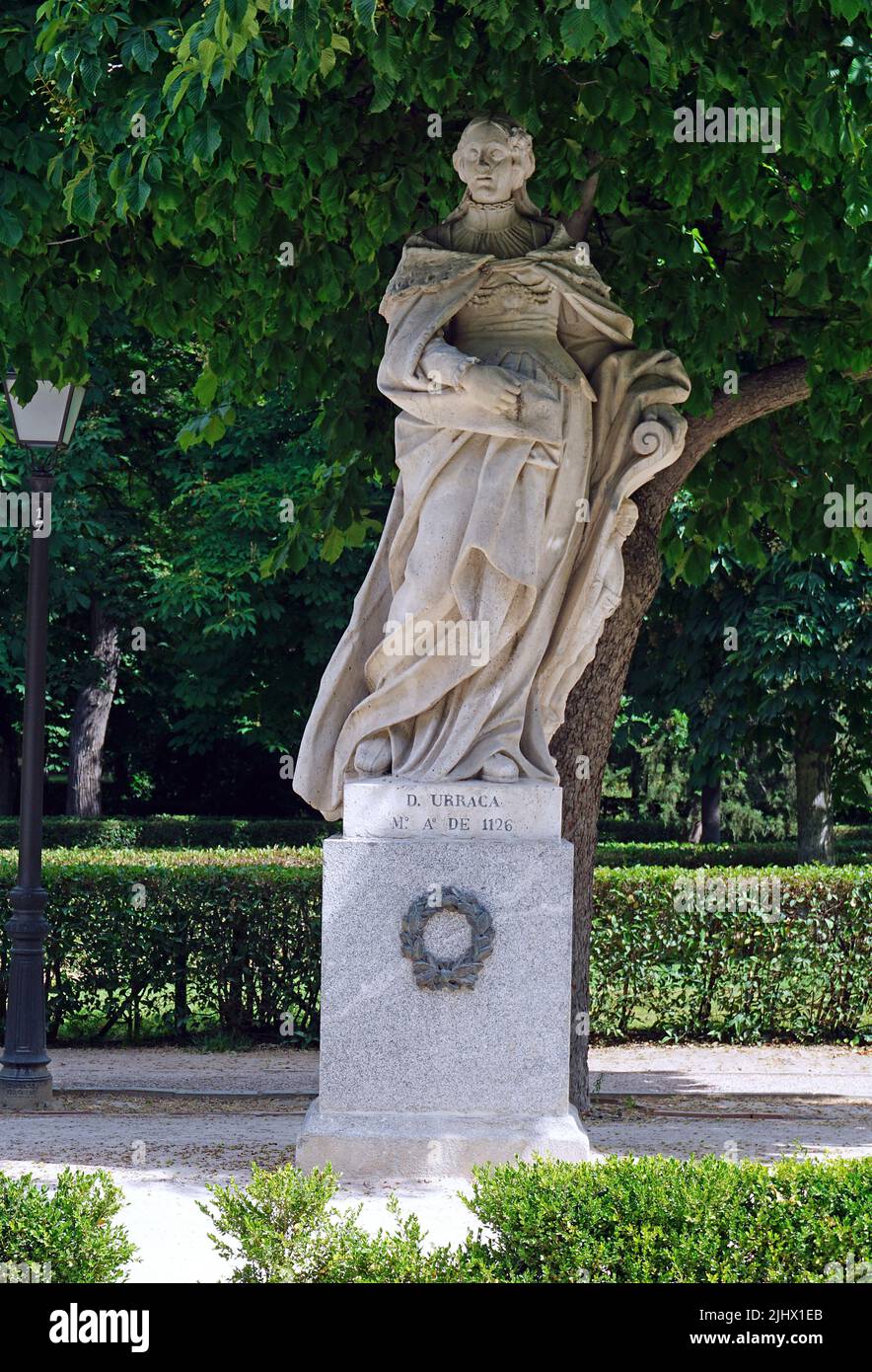 Statue von Urraca von Portugal (1148 – 1211) Königin von León.das Hotel liegt im Buen Retiro Park,Parque del Buen Retiro in Madrid, Spanien.El Retiro gehörte zuerst der spanischen Monarchie an.Ende des 19.. Jahrhunderts wurde es ein öffentlicher Park. Stockfoto