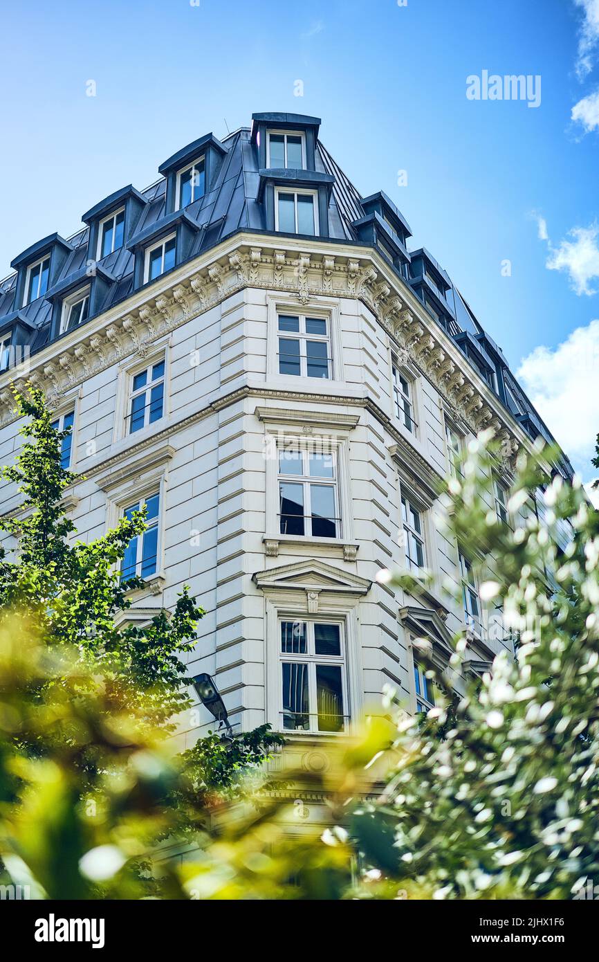 Weißes Wohnhaus in Hamburg. Hochwertige Fotos Stockfoto