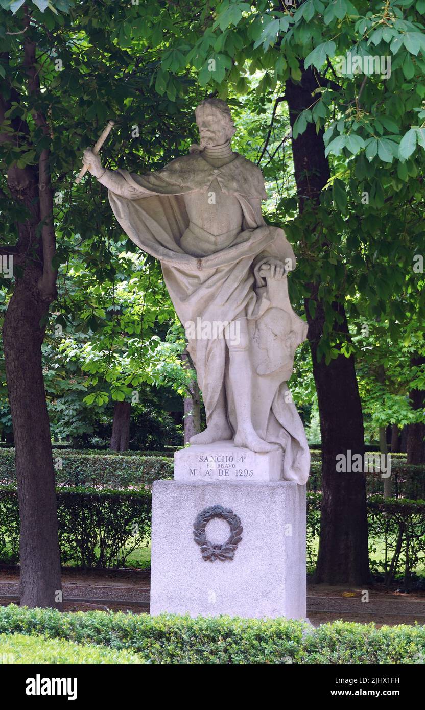 Statue von Sancho IV. Von Kastilien (1258 – 1295).der Tapfere (el Bravo),König von Kastilien, León und Galizien.das Hotel liegt im Buen Retiro Park,Parque del Buen Retiro in Madrid, Spanien.El Retiro gehörte zuerst der spanischen Monarchie an.Ende des 19.. Jahrhunderts wurde es zu einem öffentlichen Park. Stockfoto