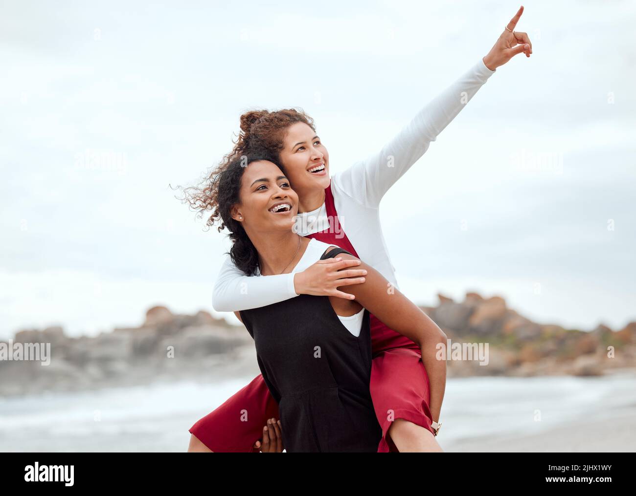 Ein Tag am Strand stellt die Seele wieder her.. Eine Frau, die ihrem Freund einen Sparschwein gibt. Stockfoto