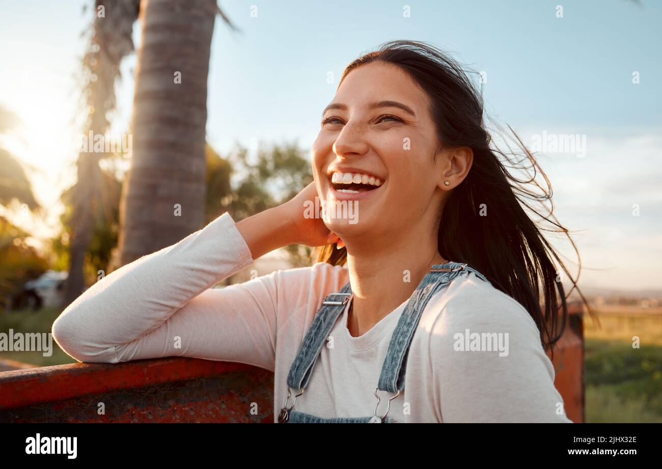 Die Farm ist ein Teil von mir. Auf eine junge Frau, die auf einem Bauernhof steht, geschossen. Stockfoto