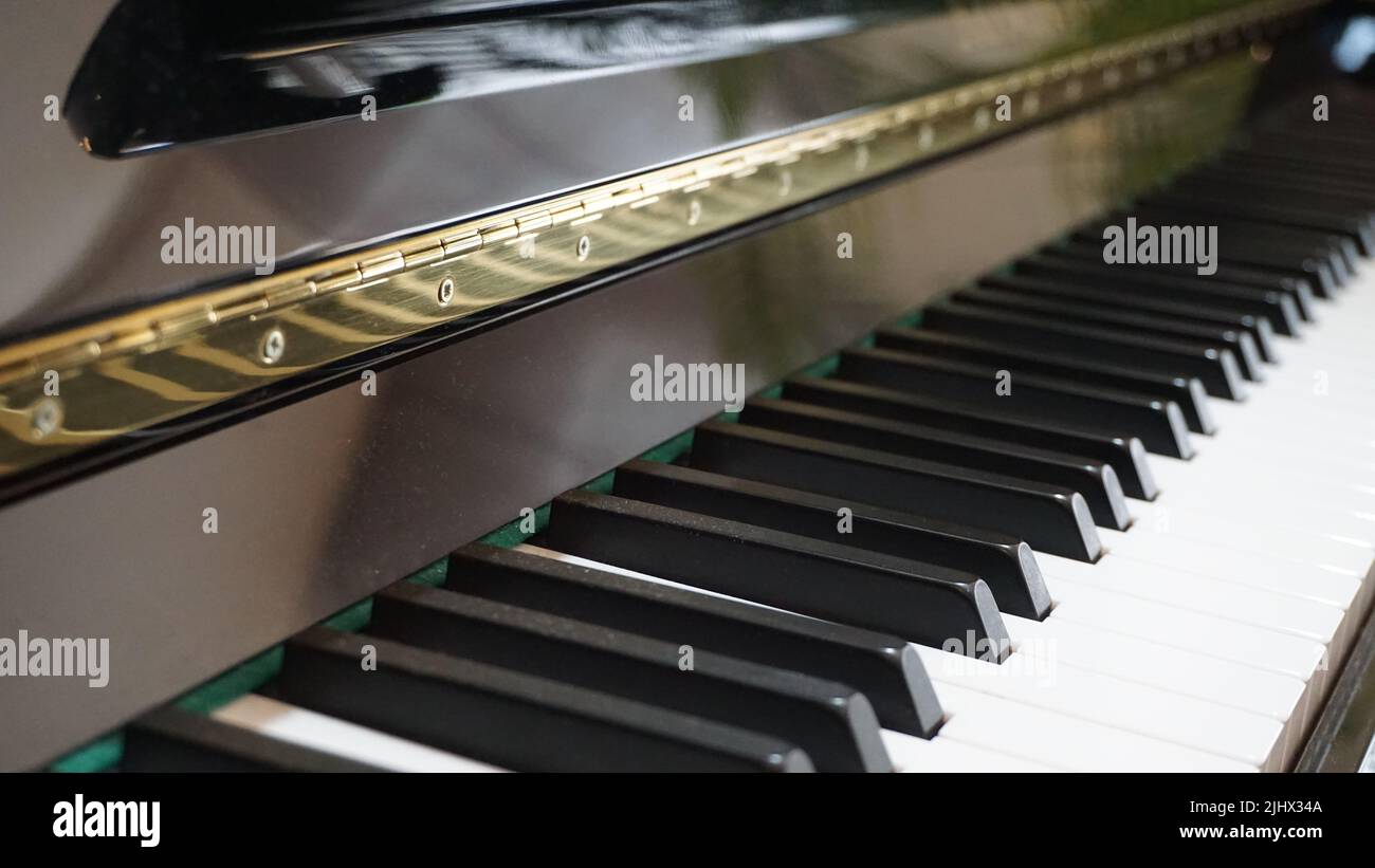 Eine Nahaufnahme der Tasten eines Klaviers Stockfoto