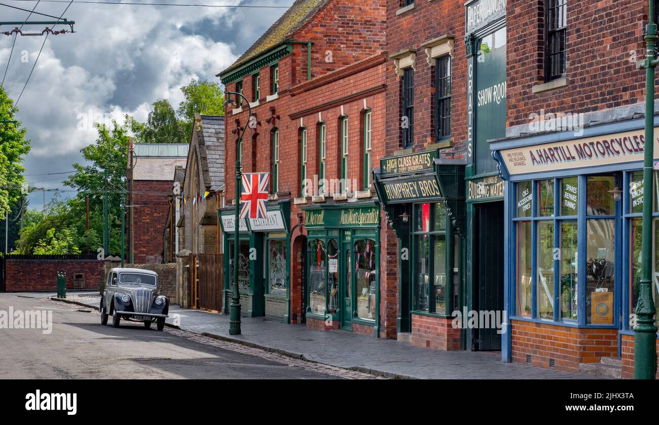 Ein Oldtimer Morris Eight parkte entlang einer viktorianischen Dorfstraße am Black Country Living Museum, Dudley. Stockfoto