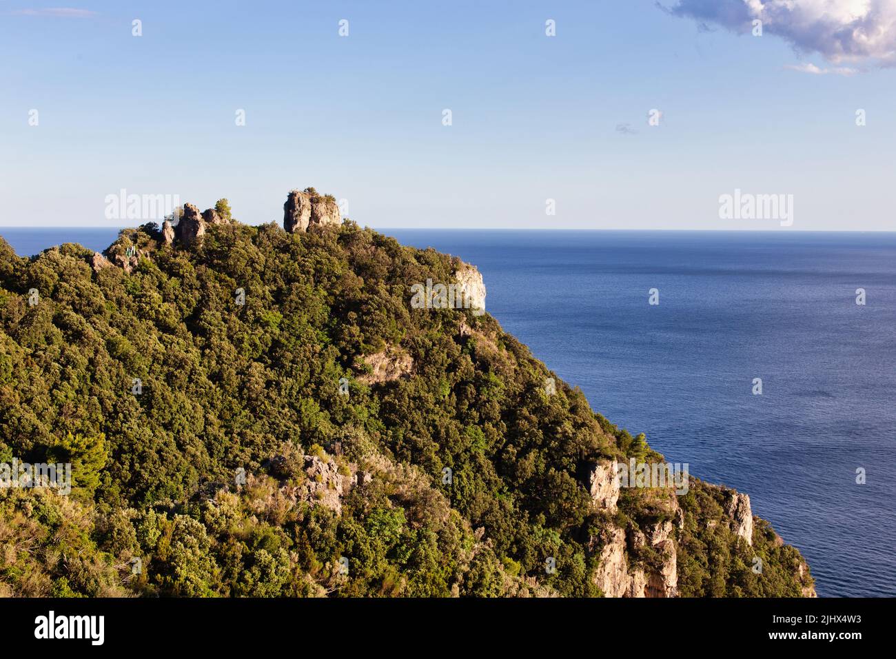 Mediterrane Landschaft mit Bäumen und Felsen an der Amalfiküste, Italien Stockfoto