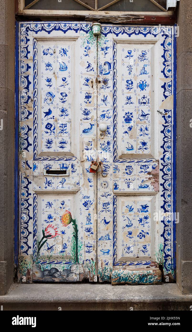 Bemalte Eingangstür in der Altstadt von Funchal, Madeira Stockfoto