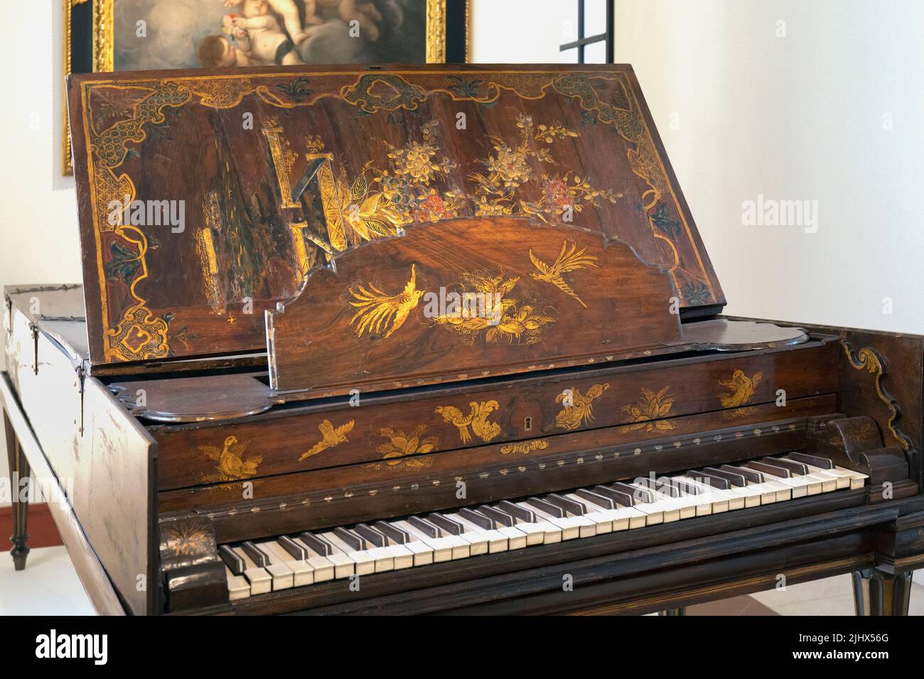 Piano, um 1750, wird Francisco Perez Mirabel zugeschrieben, der Mitte des 18.. Jahrhunderts in Sevilla, Spanien, tätig war. Ausgestellt im Museo de Belles Stockfoto