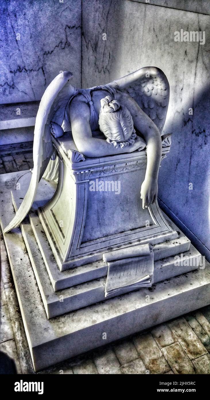 Eine vertikale Aufnahme der Statue des weinenden Engels (Engel der Trauer) Stockfoto Eine vertikale Aufnahme der Statue des weinenden Engels (Engel der Trauer) Stockfoto