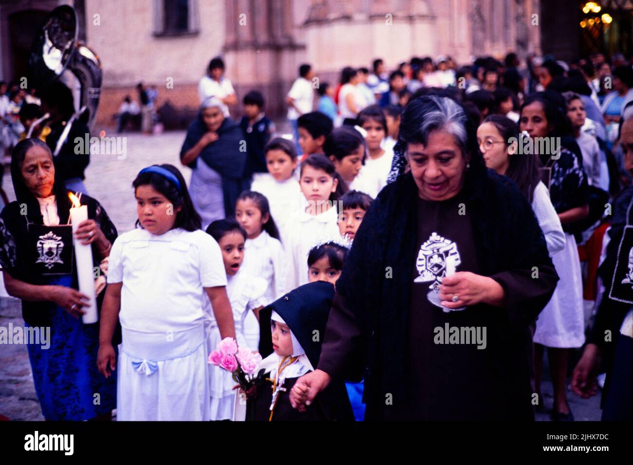 Religiöse Prozession bei Kerzenschein Kirche La Parroquia, San Migeul de Allende, Mexiko c 1990 Stockfoto