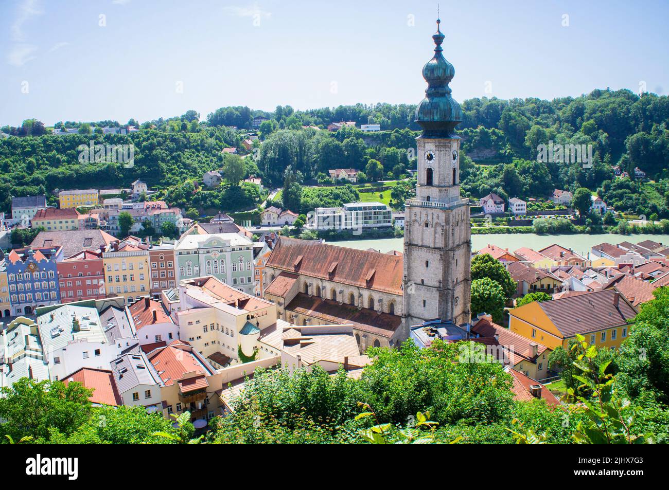 Die Stadt Burghausen und die österreichische Seite der Salzach vom Schloss Burghausen aus gesehen, Burghausen, Altotting-Land, Oberbayern, Deutschland Stockfoto