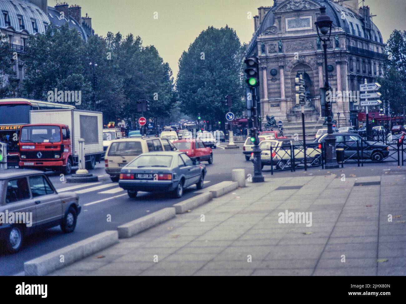 Altes Foto vom Verkehr im Stadtzentrum von Paris im Jahr 1987, Frankreich Stockfoto