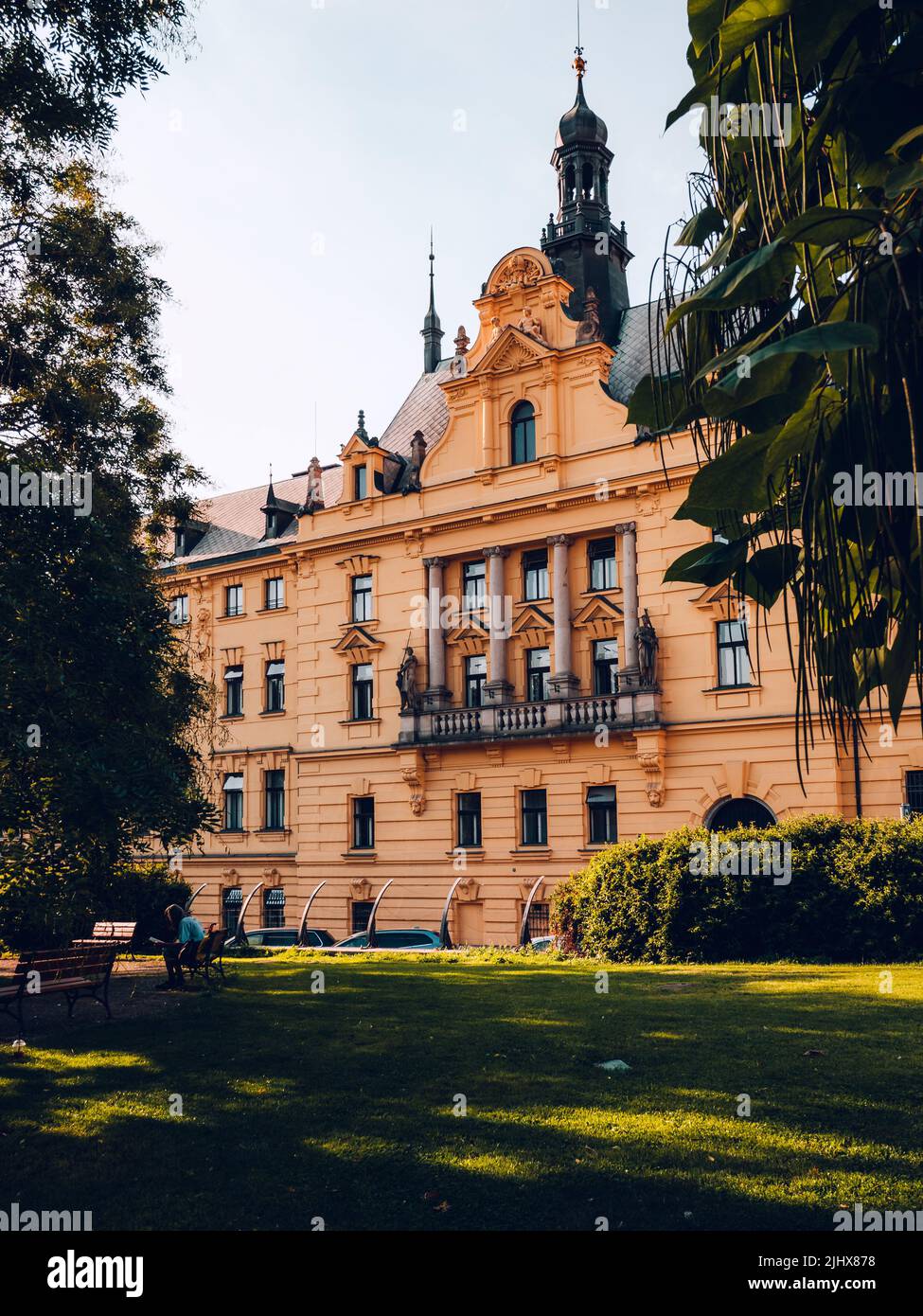 Blick von einem Park auf ein gelbes Gebäude Stockfoto