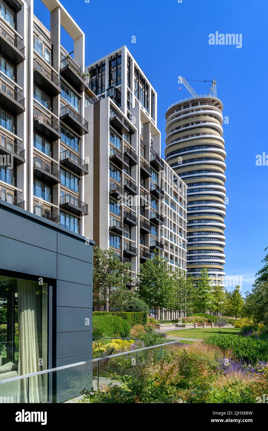 White City Living, eine Entwicklung von Luxus-Apartments in Shepherd’s Bush in der Nähe von Television Center und Westfield. Mit üppiger Bepflanzung und Wasserfeatures Stockfoto