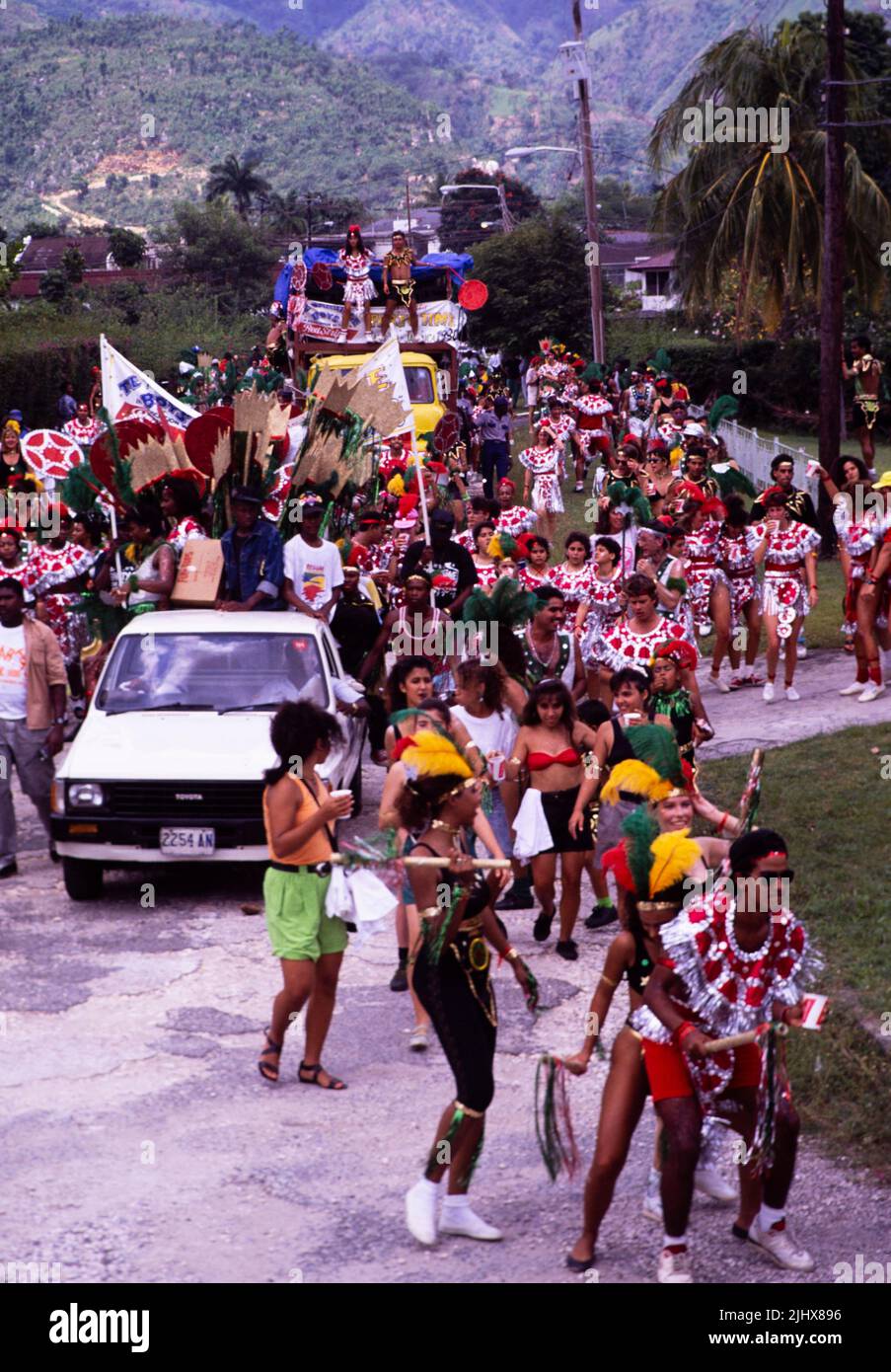 Menschen in Prozession tanzen auf Straßen an Ostern Karneval, Kingston, Jamaika, West Indies in 1990 Stockfoto