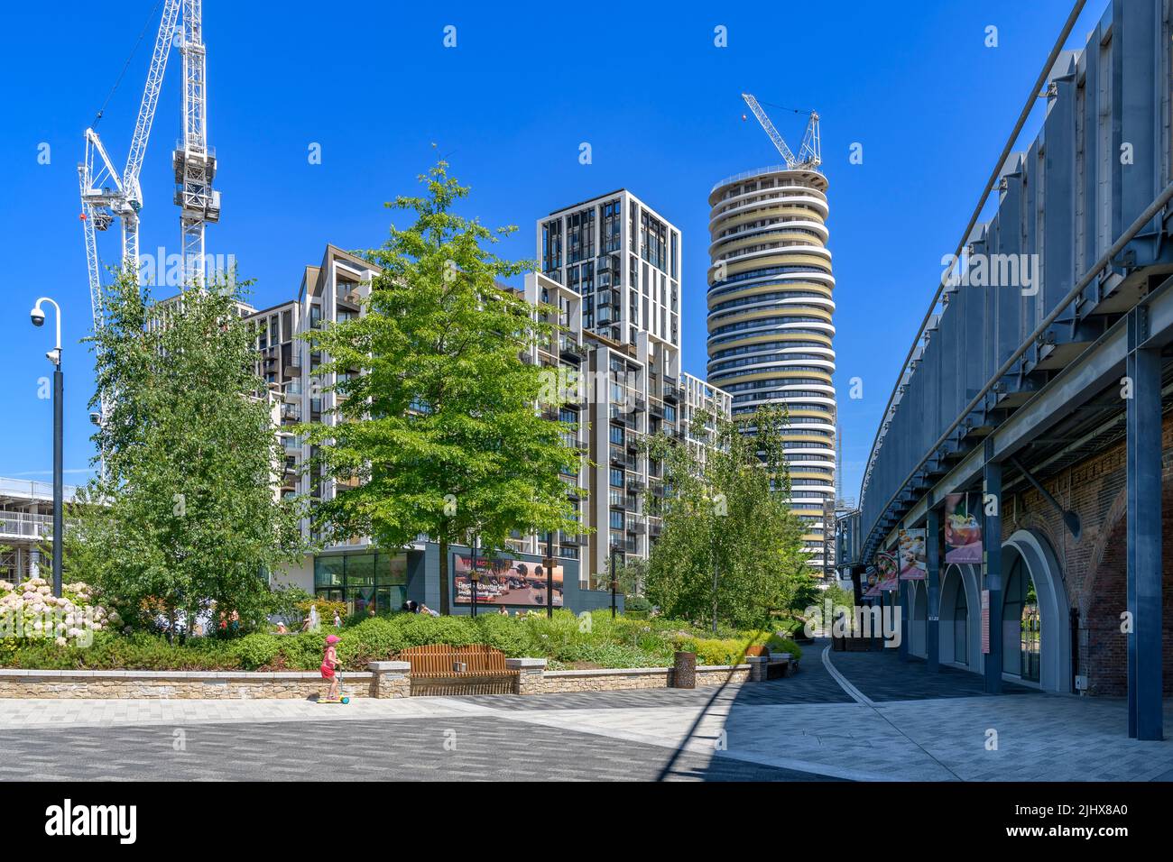 White City Living, eine Entwicklung von Luxus-Apartments in Shepherd’s Bush in der Nähe von Television Center und Westfield. Mit üppiger Bepflanzung und Wasserfeatures Stockfoto