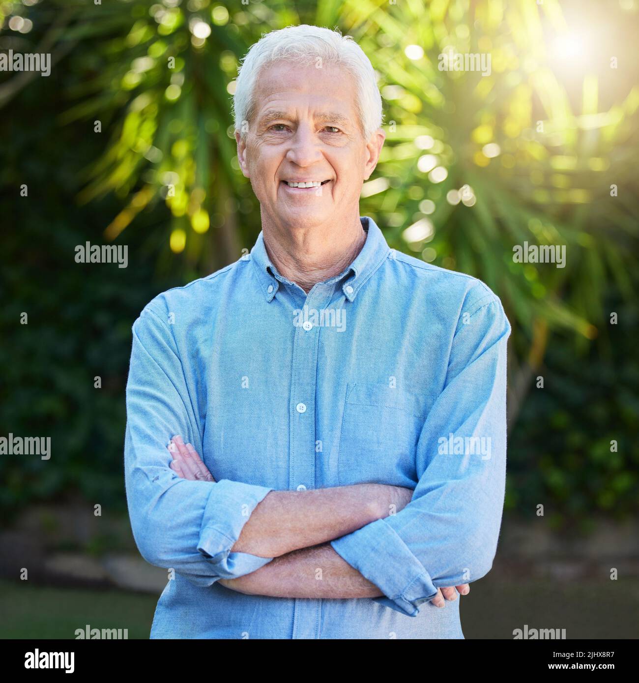 Ich liebe diejenigen, die in Schwierigkeiten lächeln können. Ein älterer Mann, der im Freien steht. Stockfoto