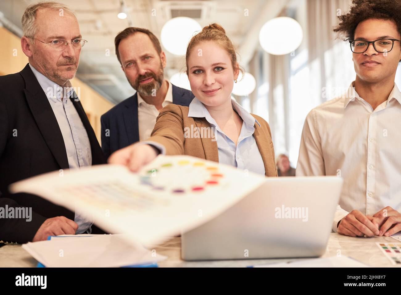 Kreative Designer Team mit Farbgebung als Vorschlag für Web-Design-Entwicklung Stockfoto