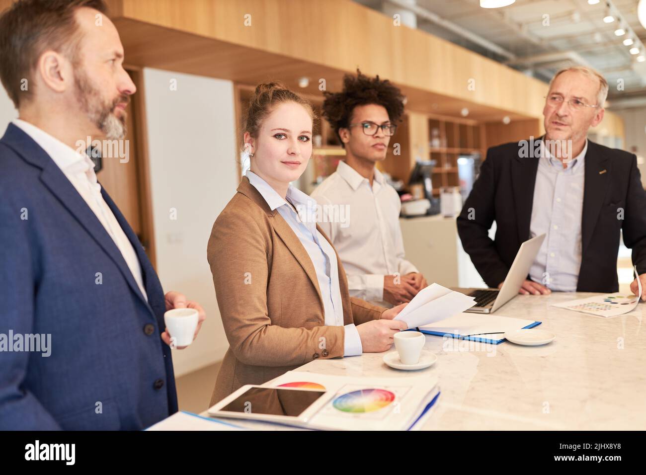 Gruppe von Geschäftsleuten als kreatives Designer-Team am Konferenztisch in einem Meeting Stockfoto