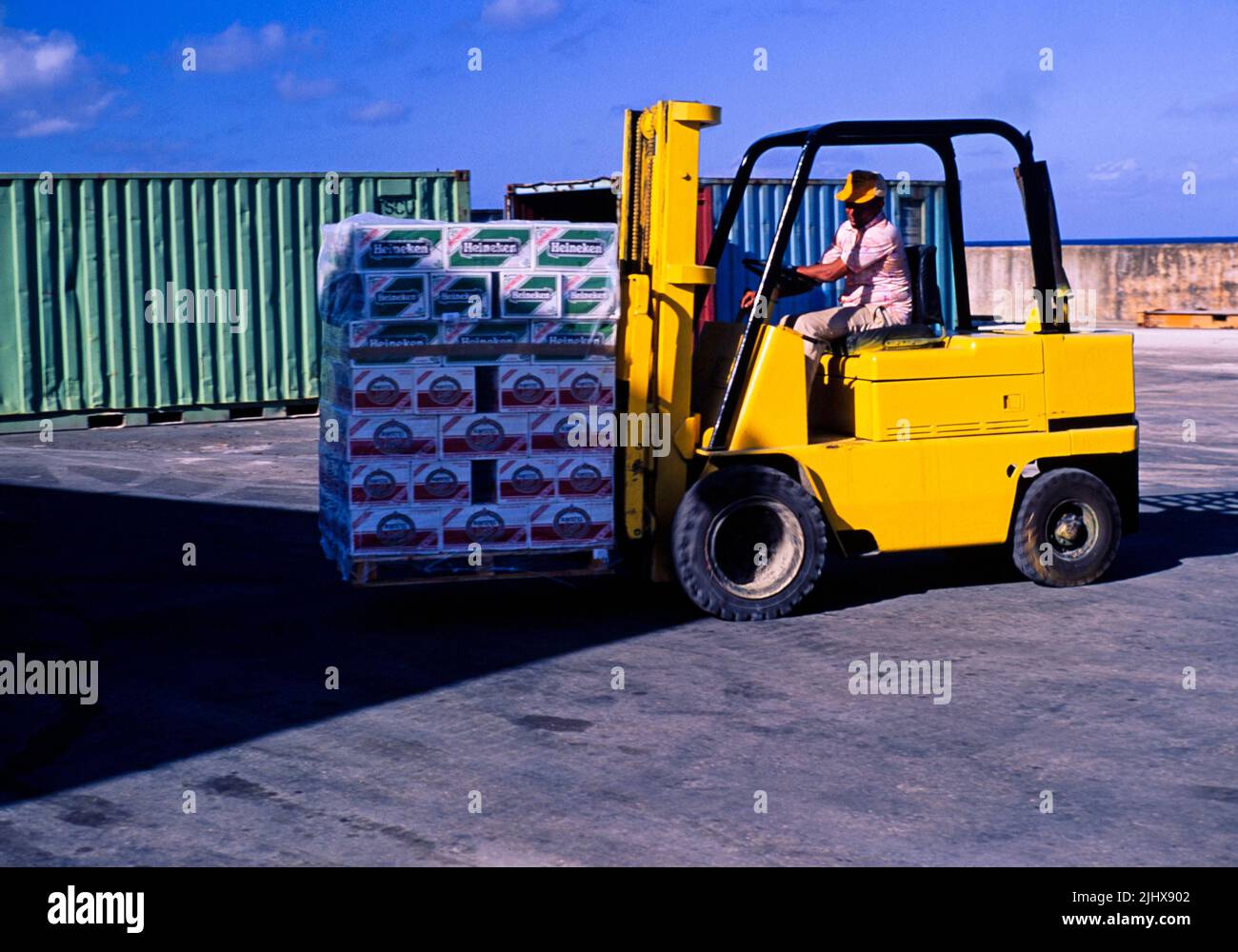 Gabelstapler, der Bierkisten am Kai am Dock, Cayman Brac, Cayman Islands, West Indies c 1990 transportiert Stockfoto