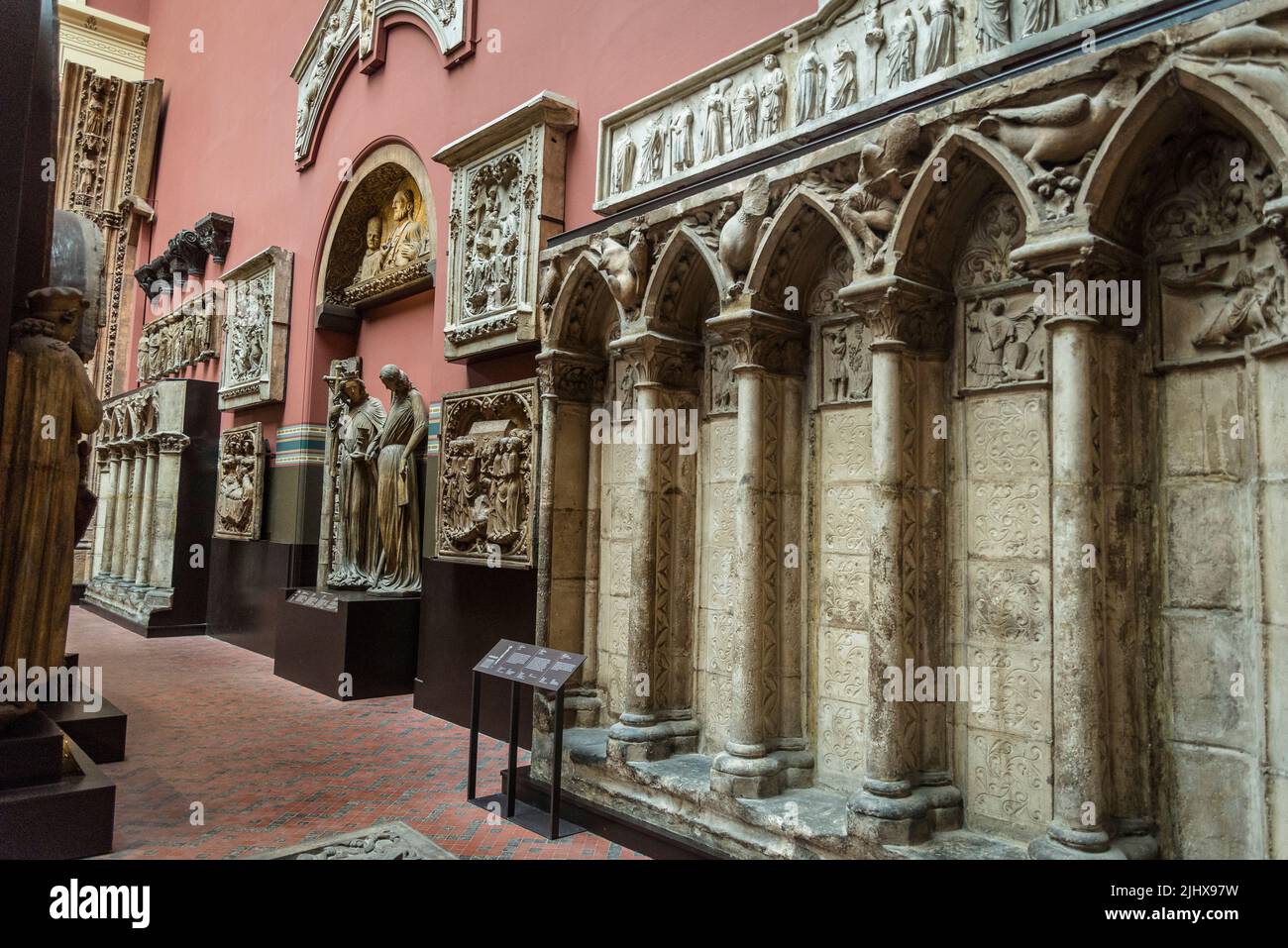 Gotische Architektur in der Cast Collection, die 1873 eröffnet wurde, zeigen die Cast Courts Kopien einiger der bedeutendsten Kunstwerke der Welt Stockfoto