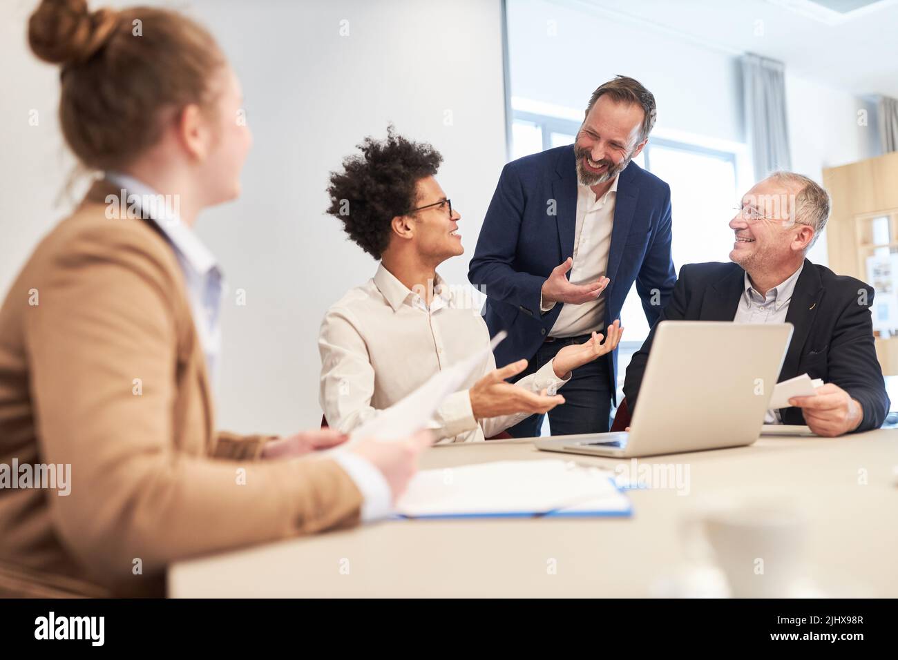 Geschäftsleute, die im Büro während des Geschäftstreffens zusammenarbeiten Stockfoto