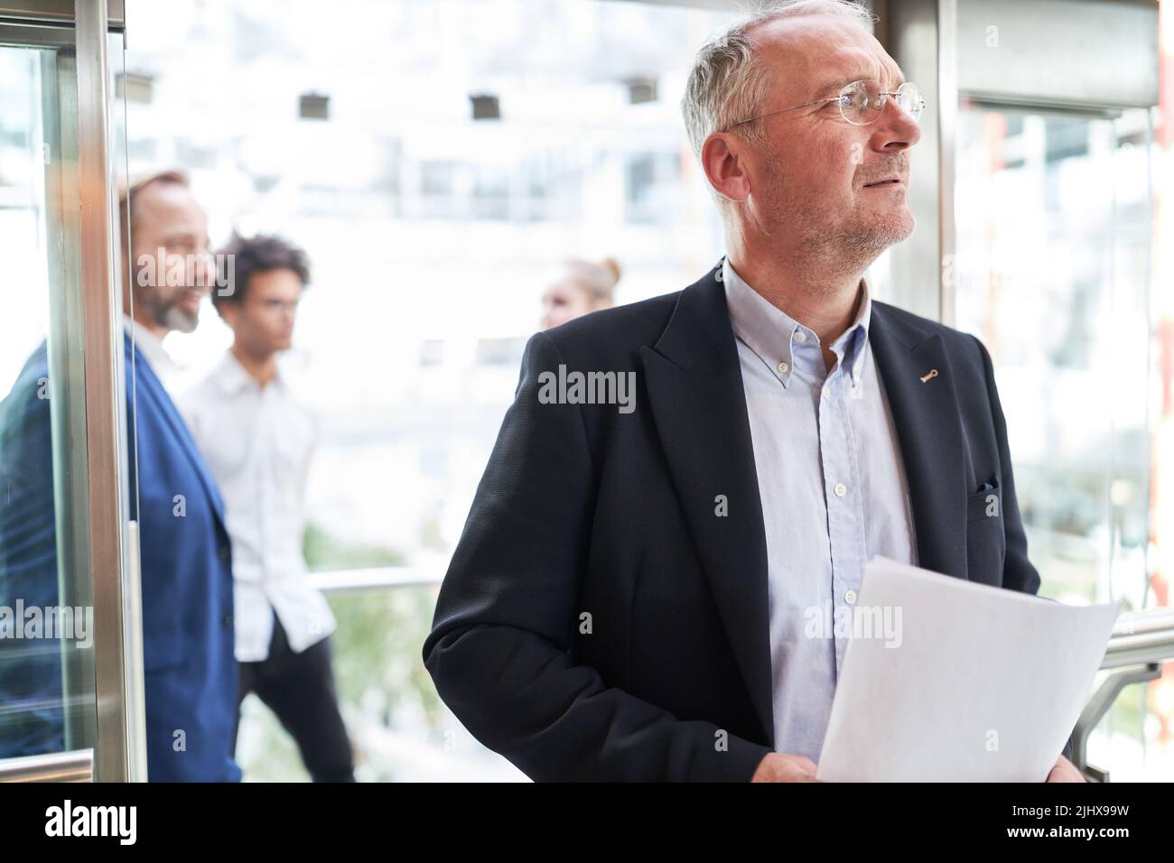 Leitender Geschäftsmann als Unternehmer schaut in die Ferne für Vision und Erfahrung Stockfoto