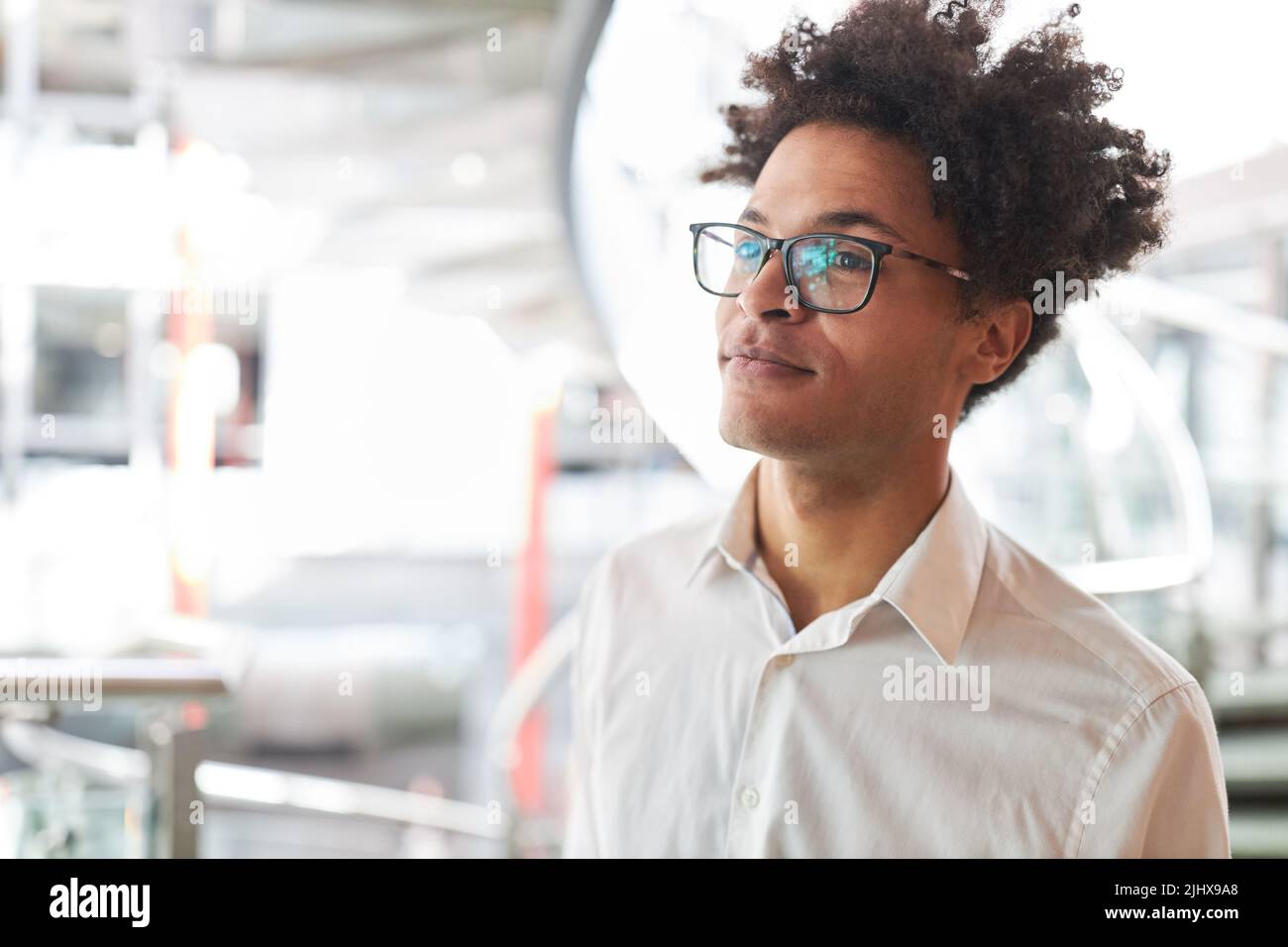 Junger Geschäftsmann als erfolgreicher Startup-Gründer mit Vision und Afro-Frisur Stockfoto