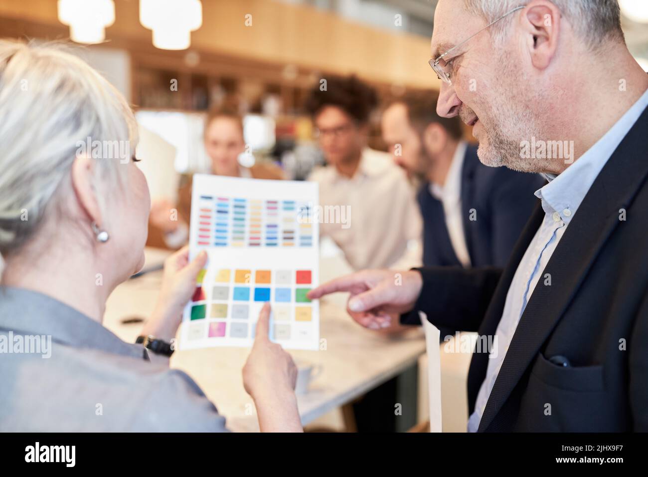 Designer-Team mit Farbgebung für die Entwicklung von Web-Design in kreativen Werkstatt Stockfoto