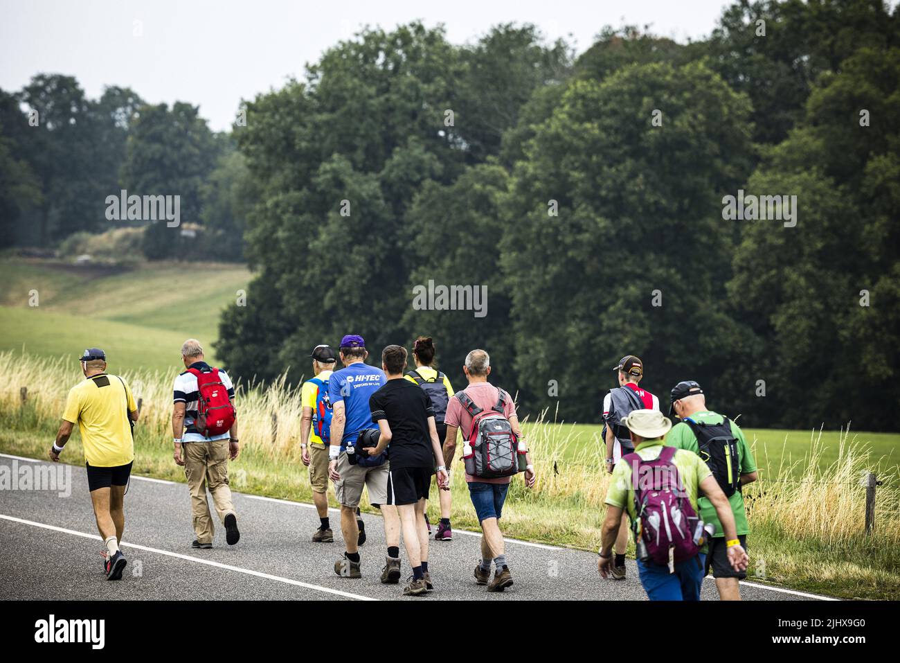 2022-07-21 10:35:16 NIJMEGEN - die Teilnehmer gehen den Zevenheuvelenweg am zweiten Tag der Nijmegen vier Tage Marken. Aufgrund der Hitze dauert die Gehveranstaltung einen Tag kürzer als üblich. ANP ROB ENGELAAR niederlande aus - belgien aus Stockfoto