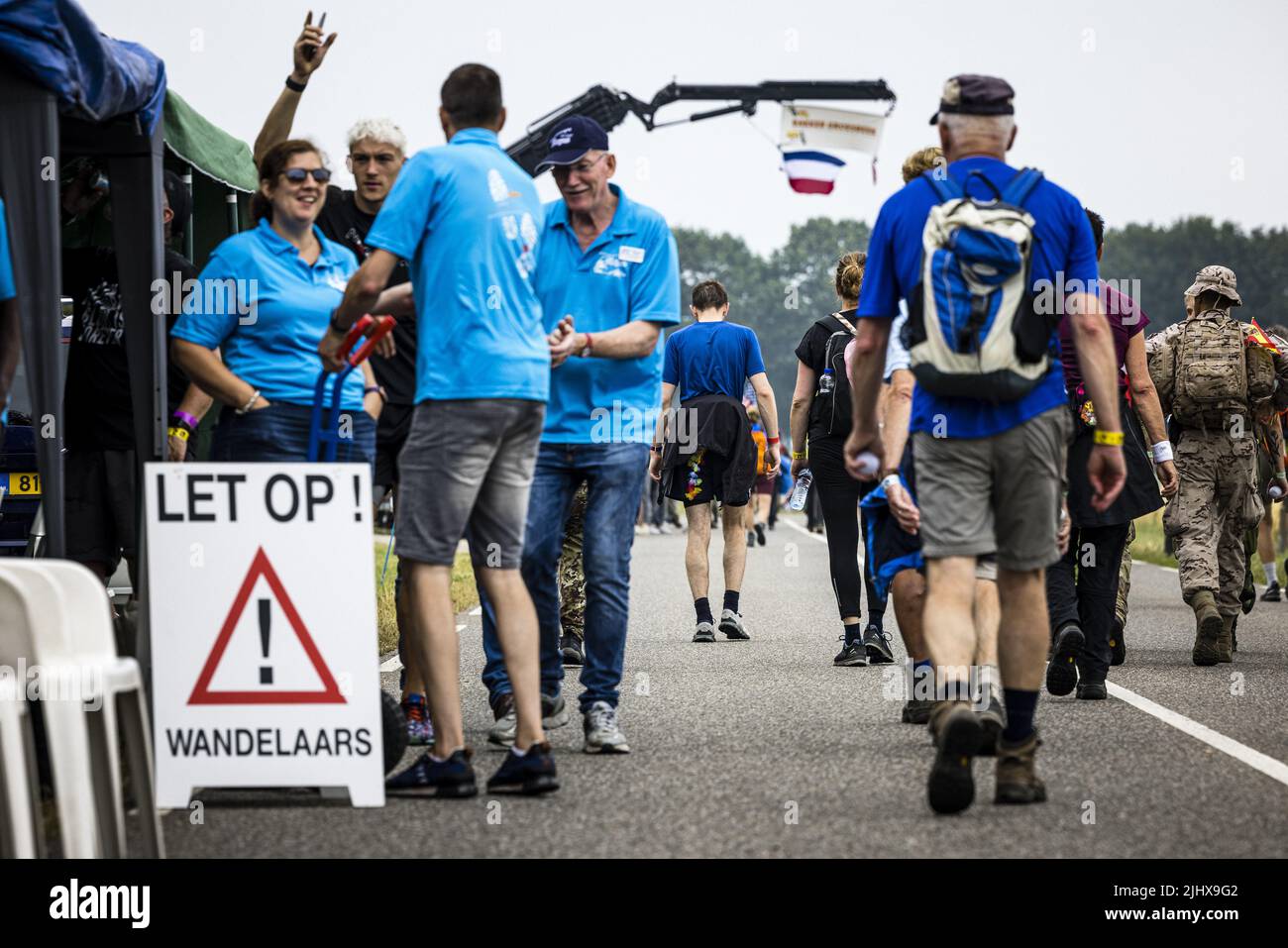 2022-07-21 10:31:55 NIJMEGEN - die Teilnehmer gehen den Zevenheuvelenweg am zweiten Tag der Nijmegen vier Tage Marken. Aufgrund der Hitze dauert die Gehveranstaltung einen Tag kürzer als üblich. ANP ROB ENGELAAR niederlande aus - belgien aus Stockfoto