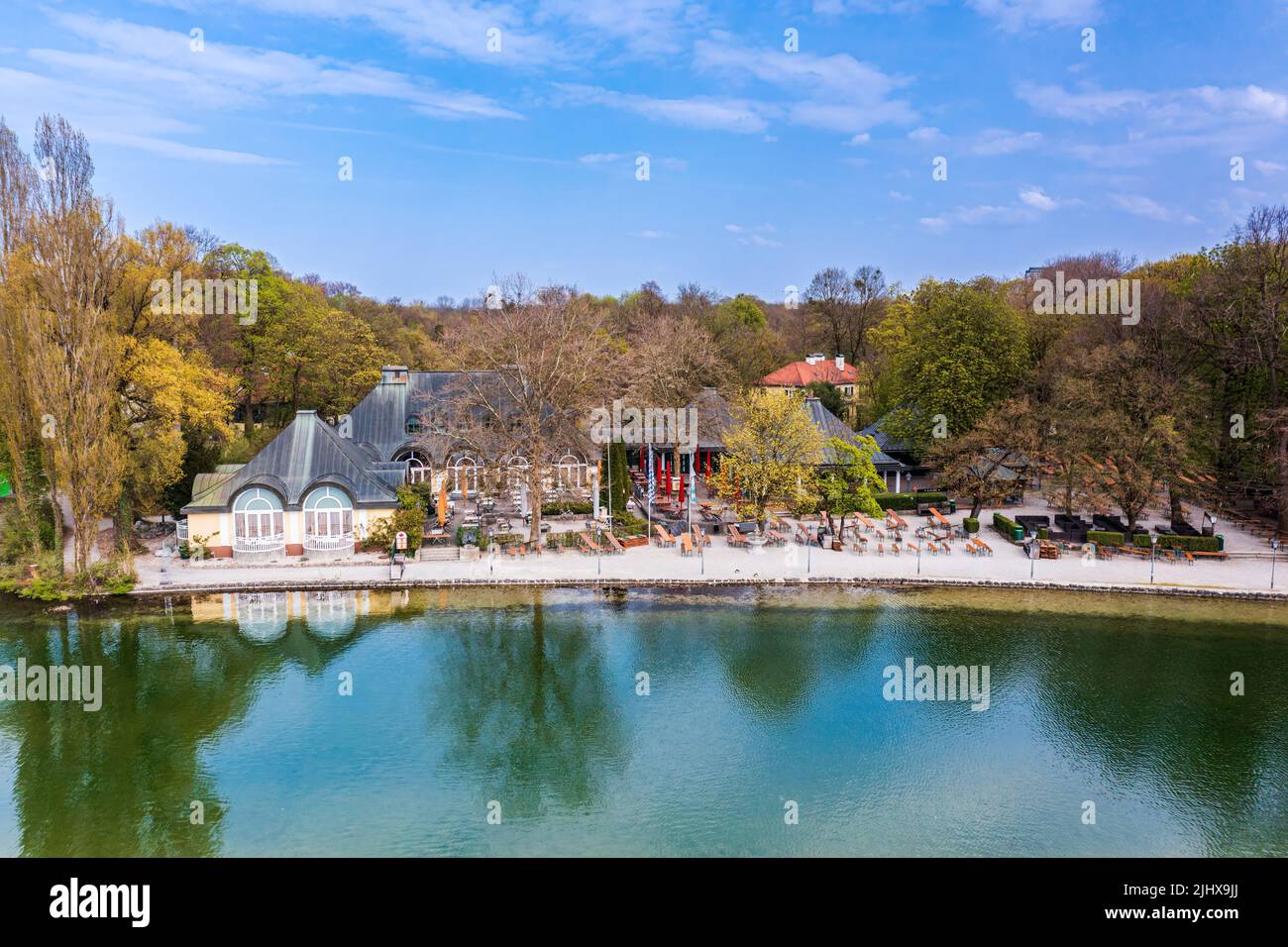 MÜNCHEN, 28. APRIL: Corona-Krise - Sperrung - Luftaufnahme des leeren Biergartens Seehaus am 28. April 2021 in München. Stockfoto