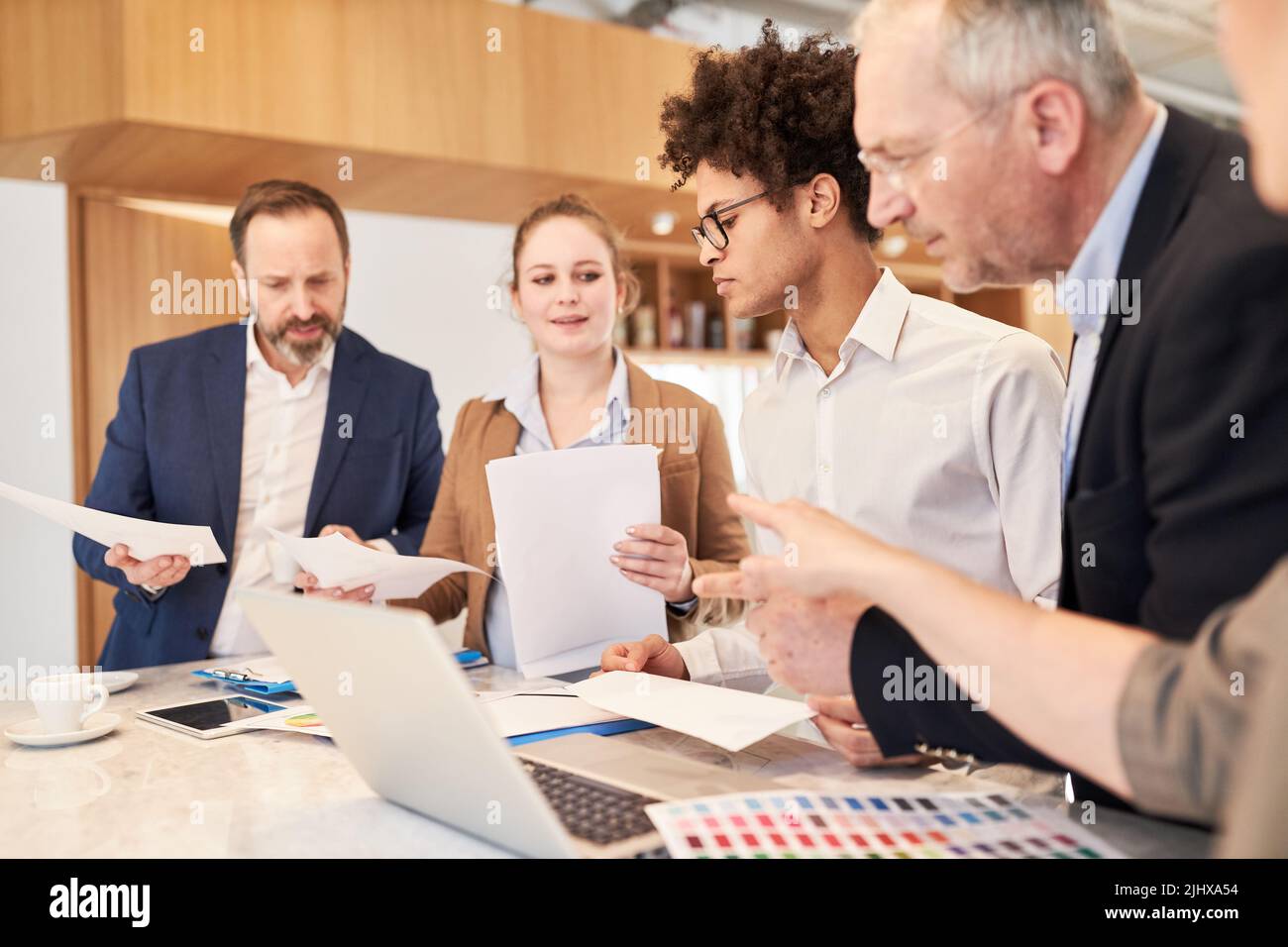 Designer-Team arbeitet zusammen, um Website in kreativen Workshop zu entwickeln Stockfoto
