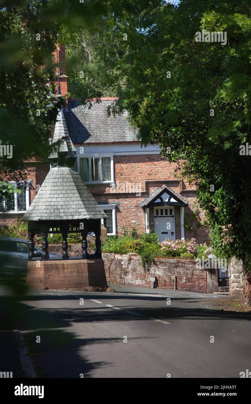 Dorf Eccleston, England. Malerischer Blick auf das von John Douglas entworfene Pump House in der Church Road aus dem 19.. Jahrhundert. Stockfoto