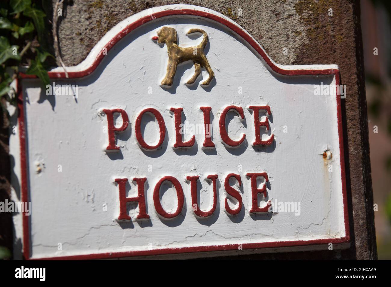 Dorf Eccleston, England. Malerische Nahaufnahme einer Plakette des Eaton Estate House (Police House) auf der Hill Road. Stockfoto