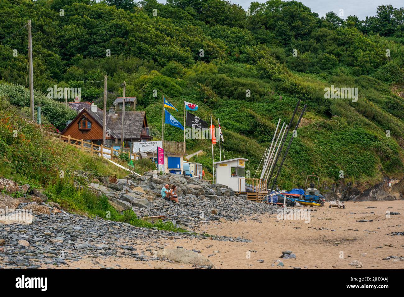 Tresaith Ceredigion West Wales Großbritannien Juli 12 2022 Blick auf die Schutzhütte und die Schädel- und Kreuzknochenflagge bei Tresaith Ceredigion West Wales Stockfoto