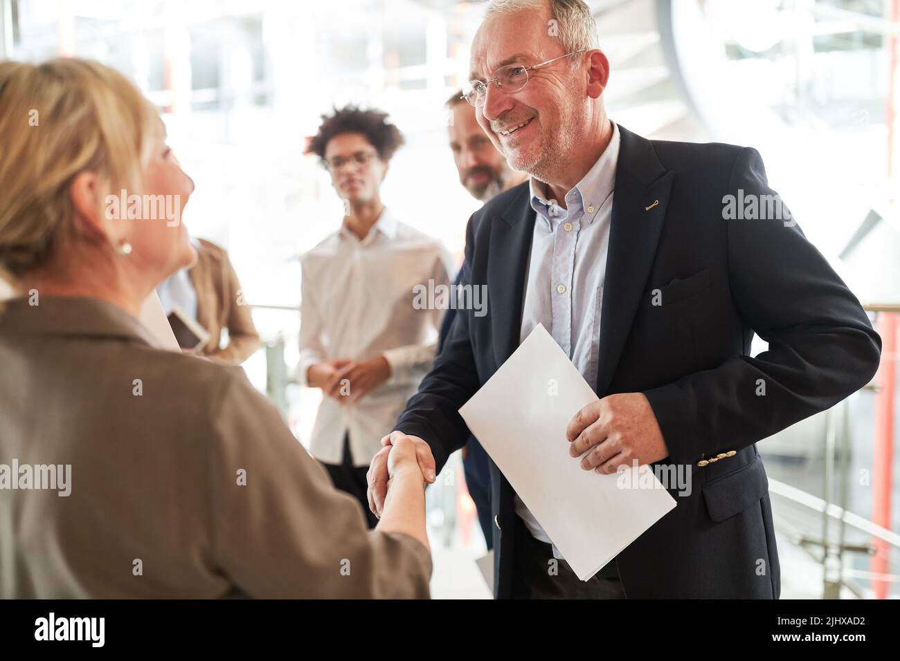 Leitender Geschäftsmann als Manager schüttelt sich die Hände für Begrüßung oder Joint Venture Stockfoto