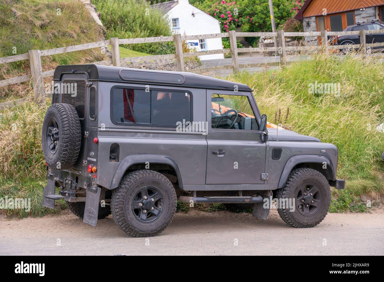Tresaith, ceredigion Wales Großbritannien, Juli 12 2022 Landrover-Verteidiger in Grau parkt am Strand Stockfoto