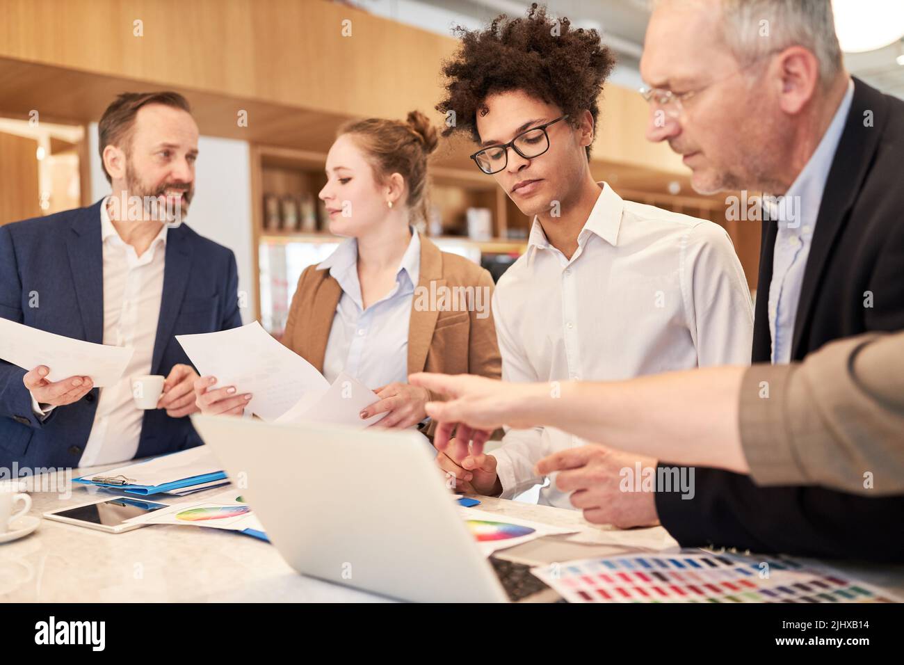 Gruppe von Geschäftsleuten als Designer-Team in kreativen Website-Entwicklung Workshop Stockfoto