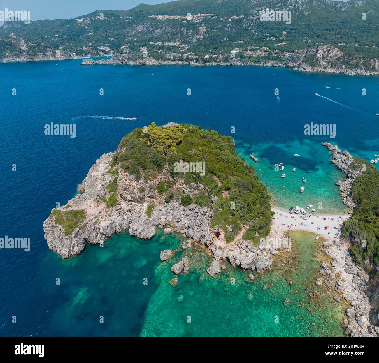 Luftaufnahme des Limni Beach Glyko, auf der Insel Korfu. Griechenland. Wo die beiden Strände mit dem Festland verbunden sind und eine wunderbare Landschaft bieten Stockfoto