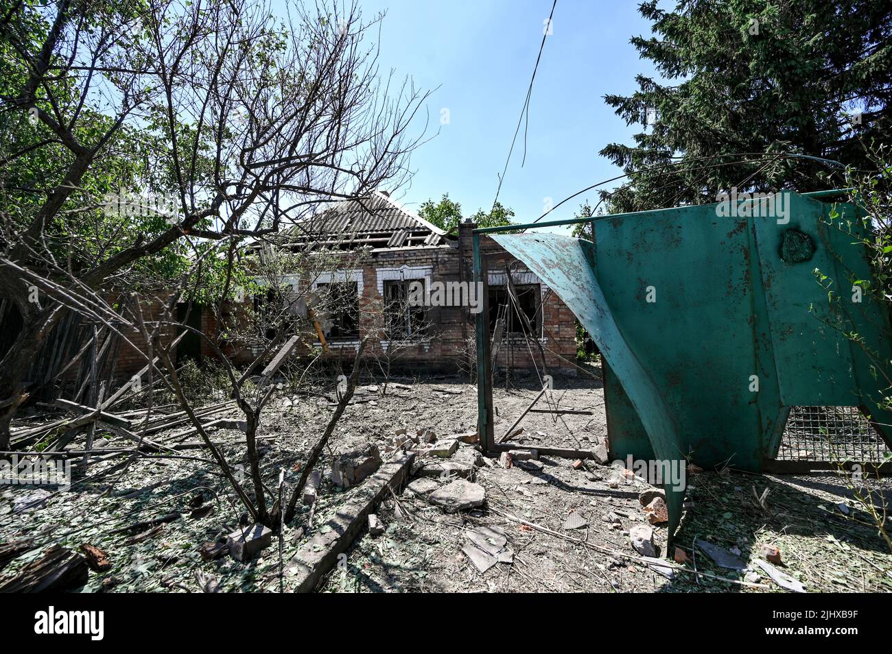 NIKOPOL, UKRAINE - 20. JULI 2022 - Ein zerstörtes Haus, in dem ein 70-jähriger Mann und eine 65-jährige Frau infolge des russischen Beschusses starben, ist in der Abbildung dargestellt Stockfoto