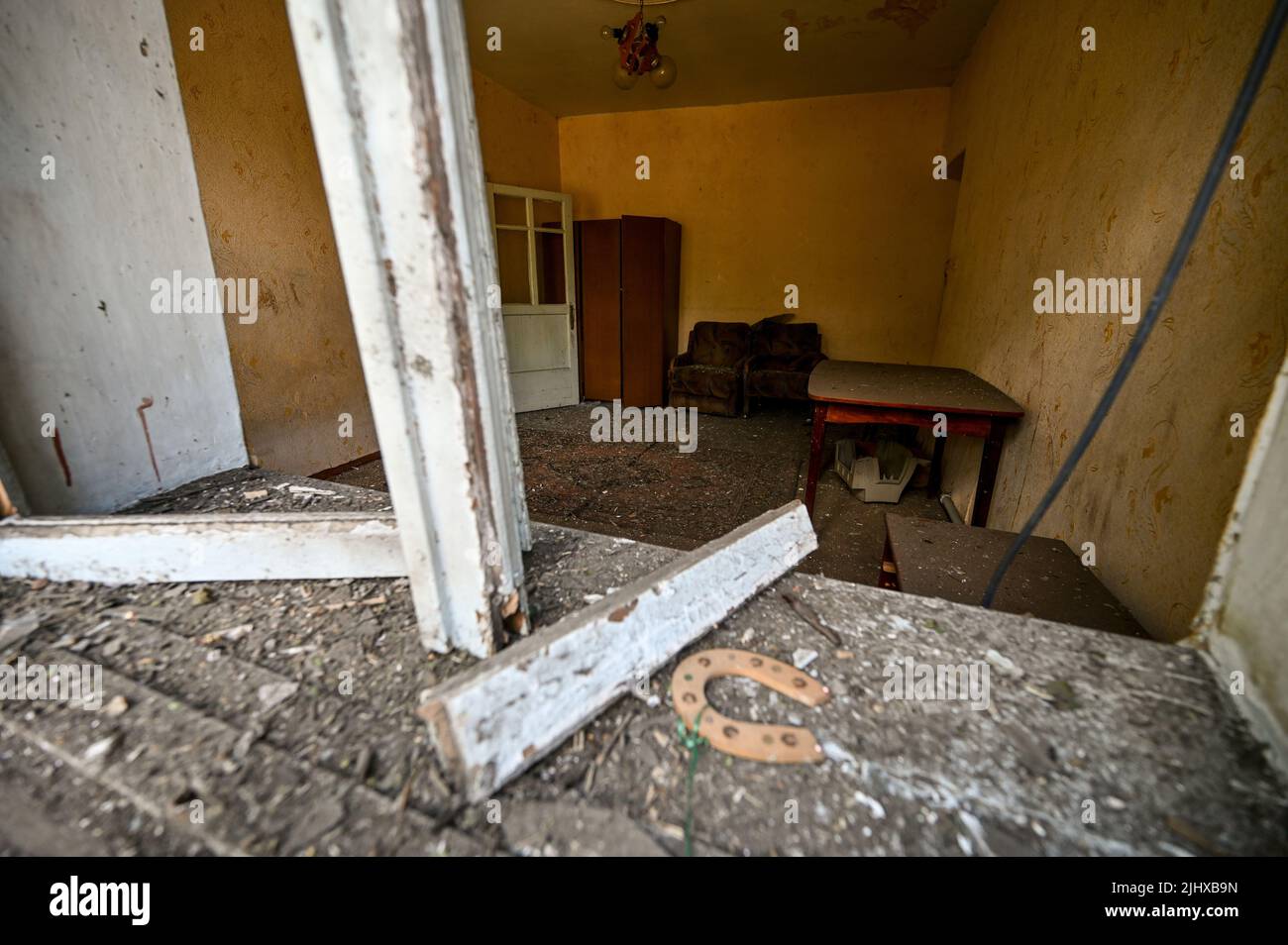NIKOPOL, UKRAINE - 20. JULI 2022 - Ein Blick in ein zerstörtes Haus, in dem ein 70-jähriger Mann und eine 65-jährige Frau an den Folgen des russischen Beschuss starben, Stockfoto